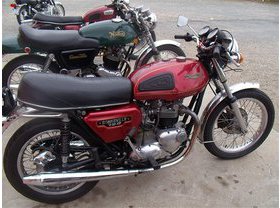 Triumph T 140